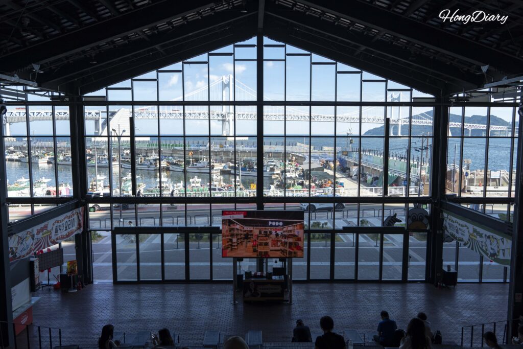Escalinata Ocean View Stand de Millac The Market con vista al puente Gwangan