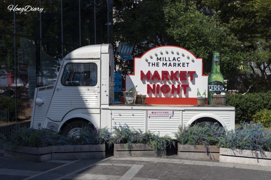 Escultura decorativa en la entrada de Millac The Market en Busan