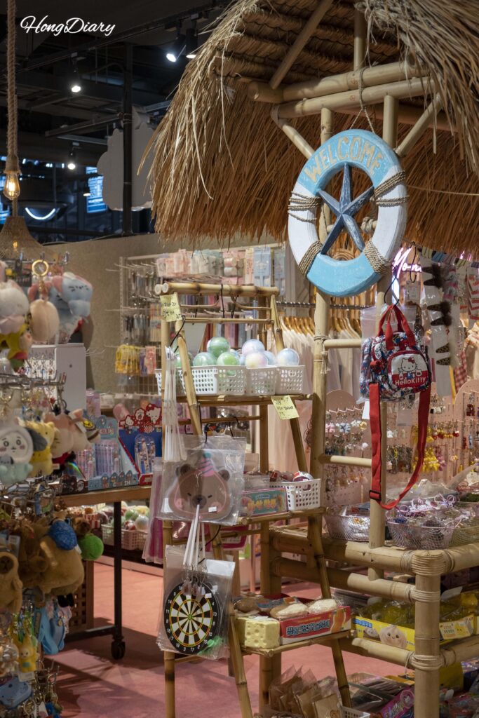 Tienda de souvenirs y artículos de personajes dentro de Millac The Market