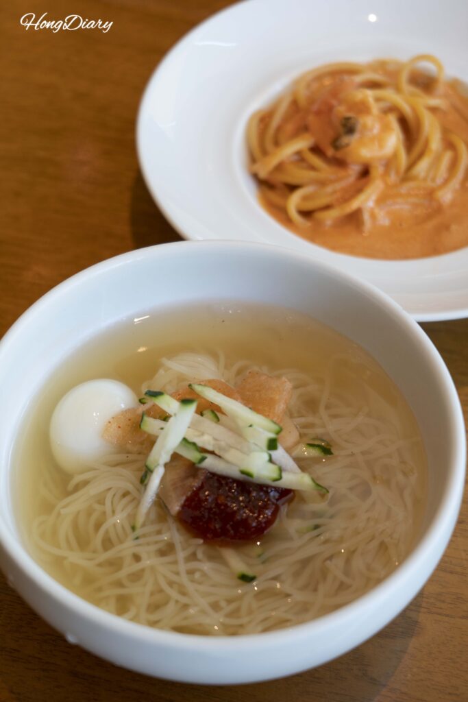 Milmyeon (fideos fríos de Busan) y pasta rosé de la estación de cocina en vivo, Ristorante Hotel Nongshim