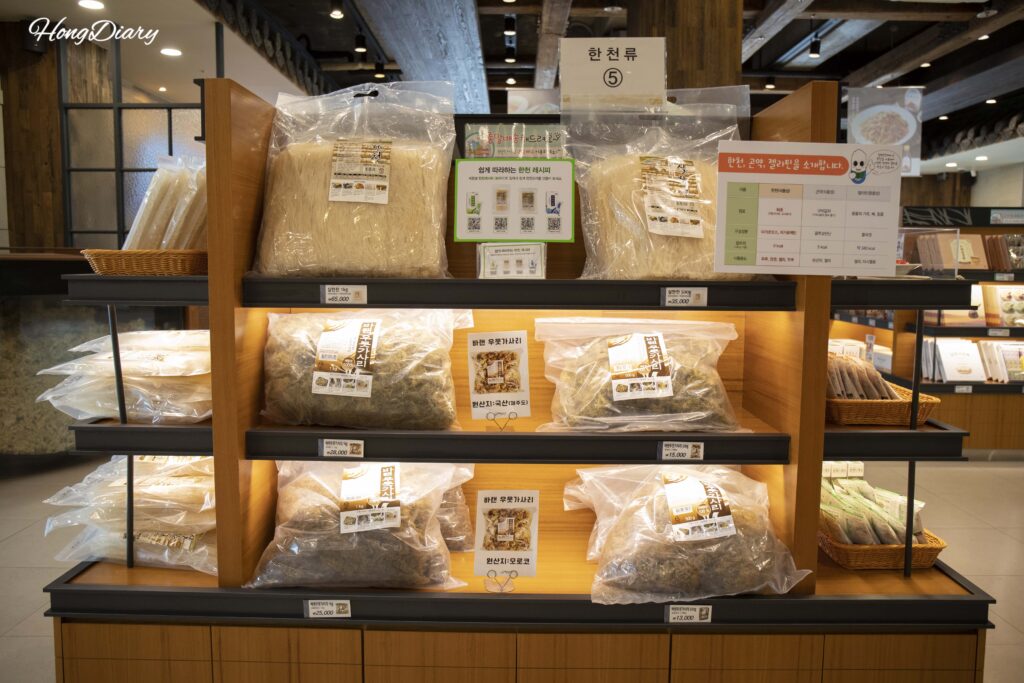 密陽寒天テーマパークのお土産売り場内部。羊羹セットやゼリーなどの寒天製品が並ぶ