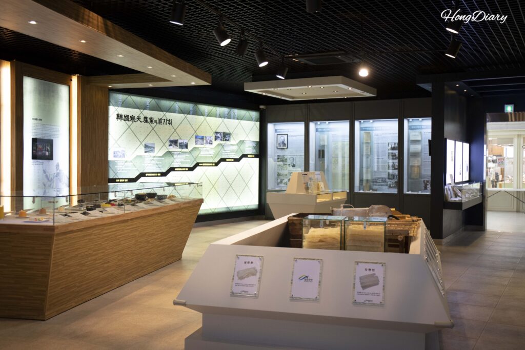密陽寒天博物館の展示スペース。さまざまな寒天製品と寒天の歴史に関する展示