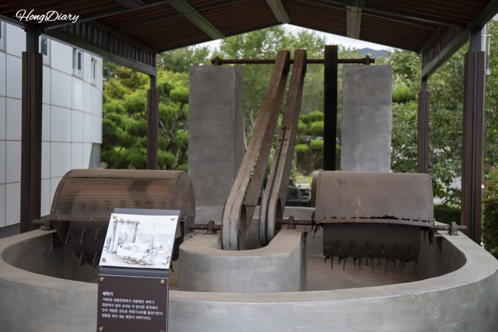 密陽寒天博物館の屋外に展示されたウムガサリ洗浄用の旧式機械
