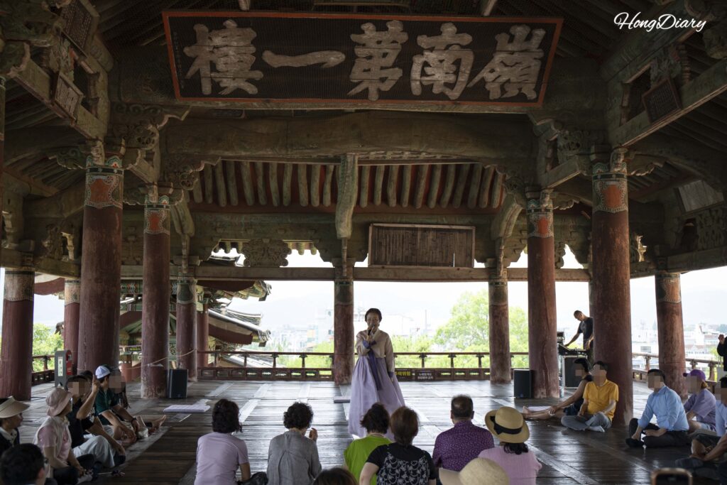 Live Miryang Arirang folk music performance at Yeongnamnu Pavilion