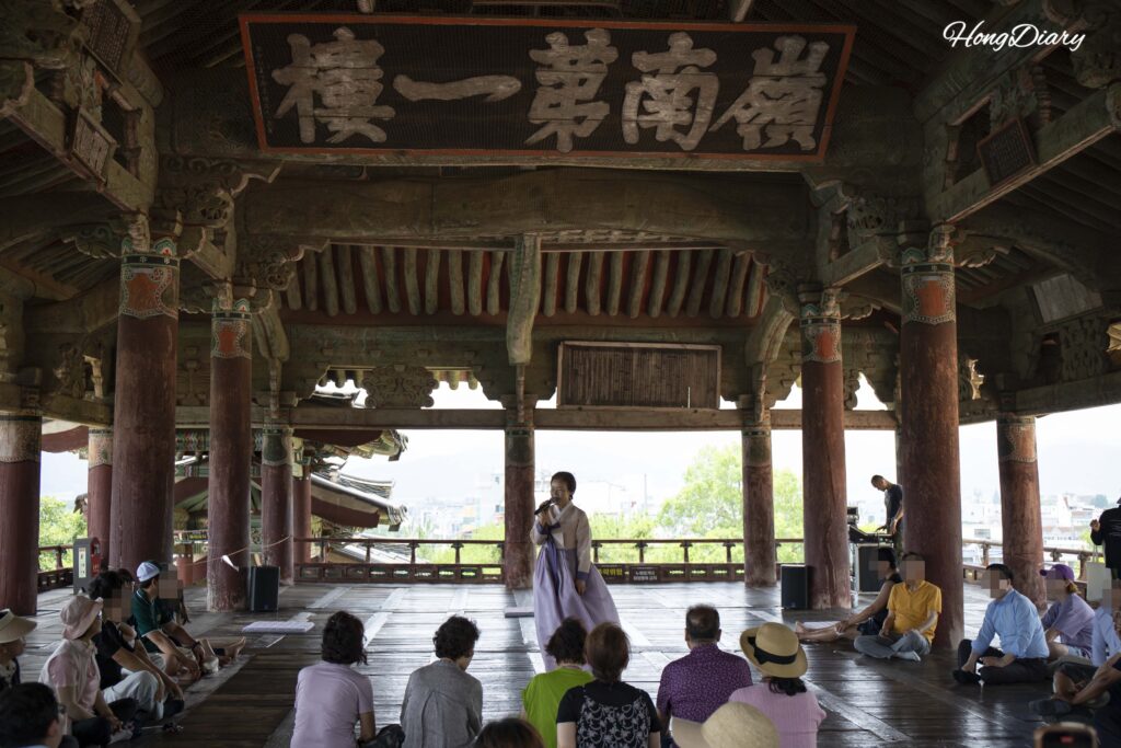 密陽・嶺南楼で演奏される密陽アリランの生演奏