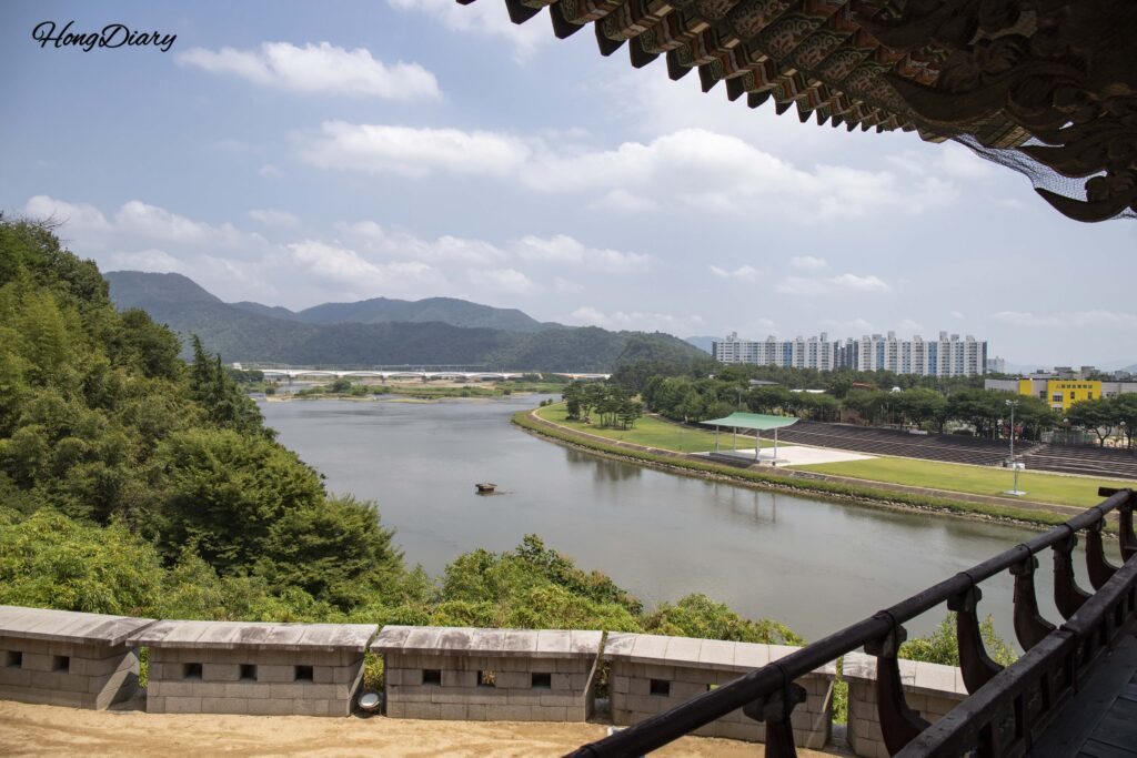 Vista de la ciudad de Miryang y el río Miryang desde el Pabellón Yeongnamnu