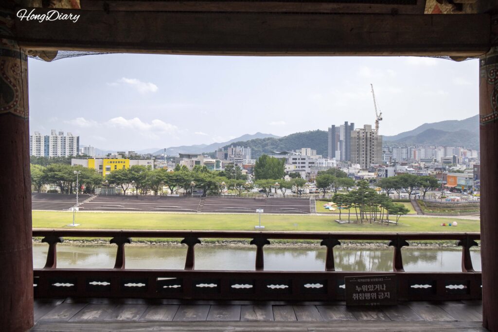 密陽・嶺南楼から見下ろす密陽の市街地と密陽川
