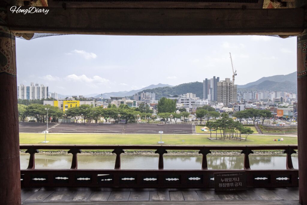Panorámica del río Miryang y las montañas circundantes desde el Pabellón Yeongnamnu