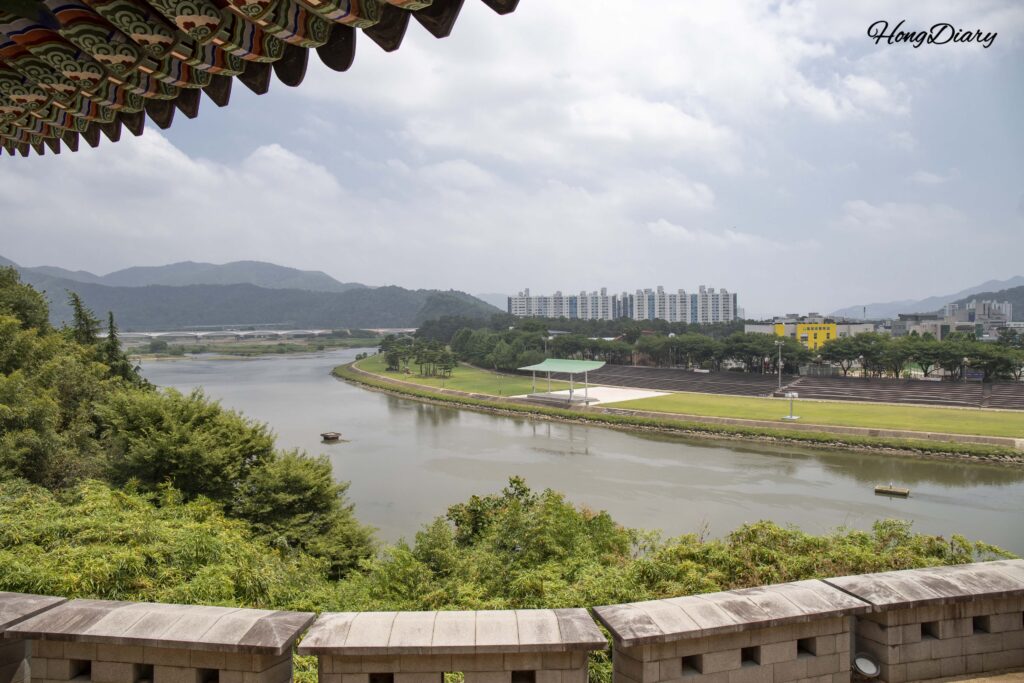 密陽・嶺南楼から望む密陽川と周囲の山並みの全景