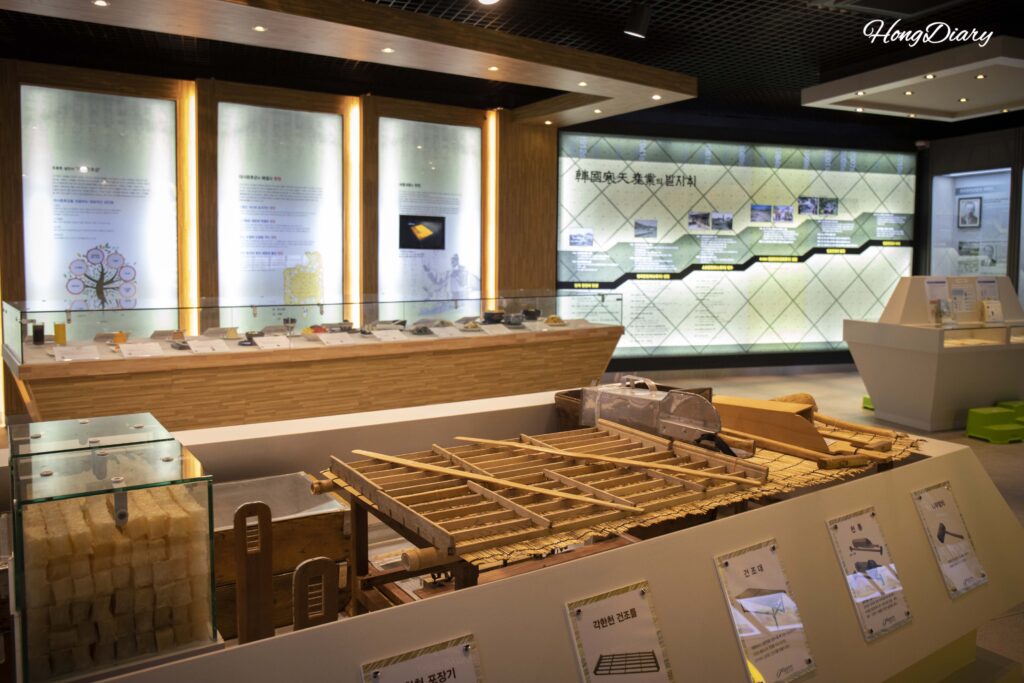 Espacio de exposición del Museo de Agar de Miryang con diversos productos de agar e información histórica