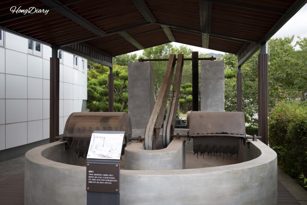 Máquina antigua para lavar algas exhibida al exterior del Museo de Agar de Miryang en Corea del Sur