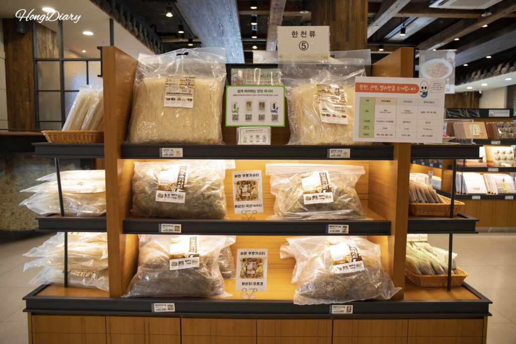 Interior de la tienda de souvenirs del Parque Temático de Agar de Miryang con sets de yangaeng y productos de agar