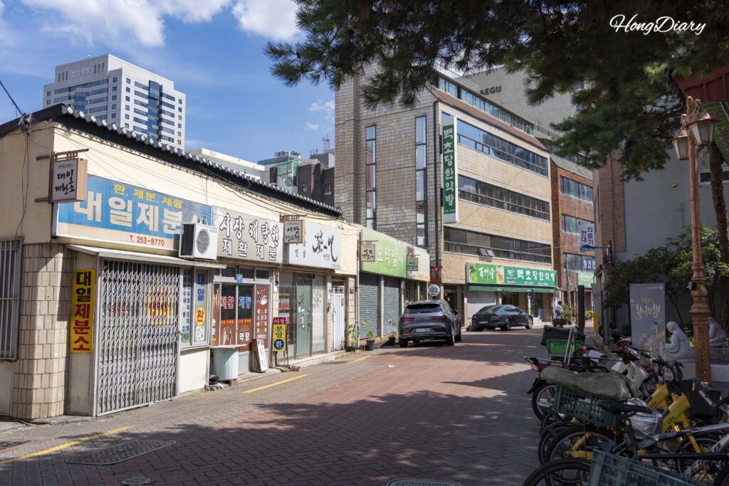 Callejón de boticas Yakjeon Golmok junto al Museo Yangnyeongsi de Daegu