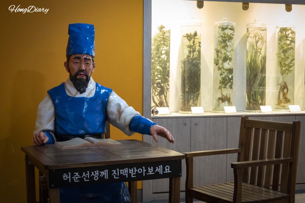 Zona de experiencia de diagnóstico por pulso en el Museo Yangnyeongsi de Daegu