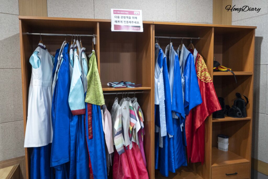Sala de experiencia de hanbok con trajes de médico Joseon en el Museo Yangnyeongsi de Daegu