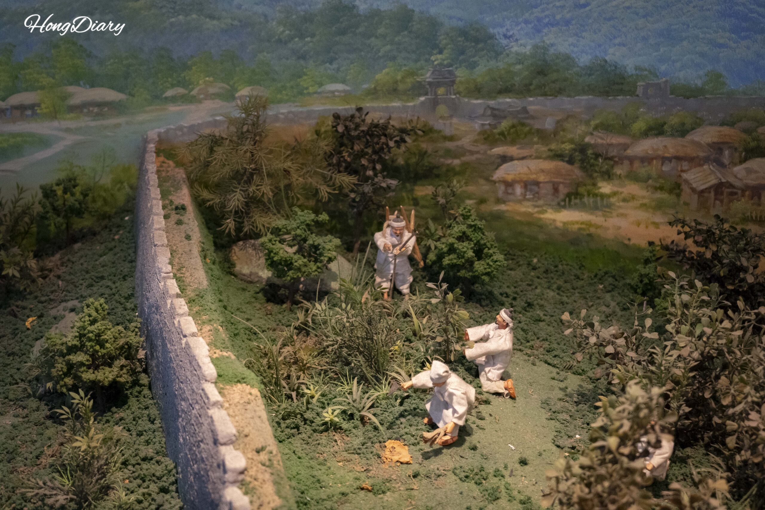 Miniatura de recolectores de hierbas medicinales en el Museo Yangnyeongsi de Daegu