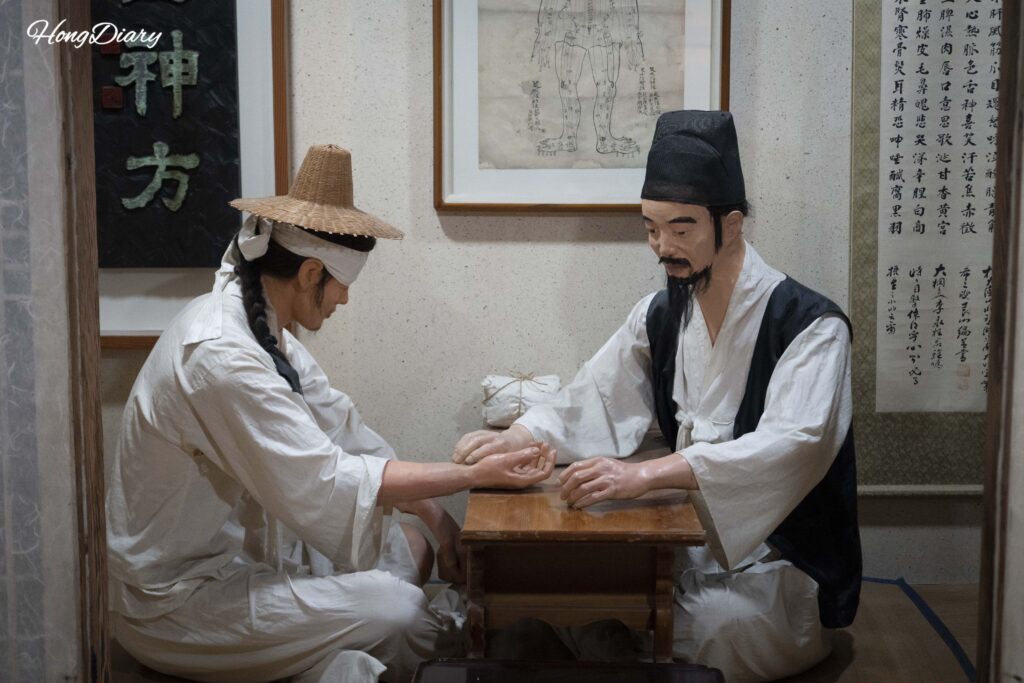 Recreación de médicos de la era Joseon atendiendo pacientes en el Museo Yangnyeongsi