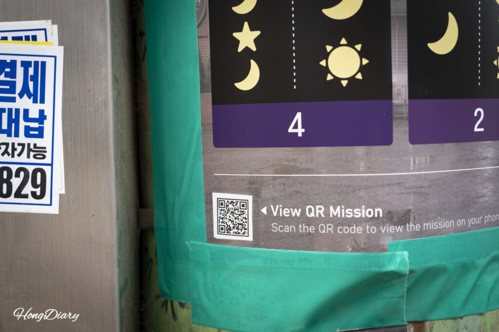 Código QR en un póster del juego Mystery Market para acceso digital al enigma