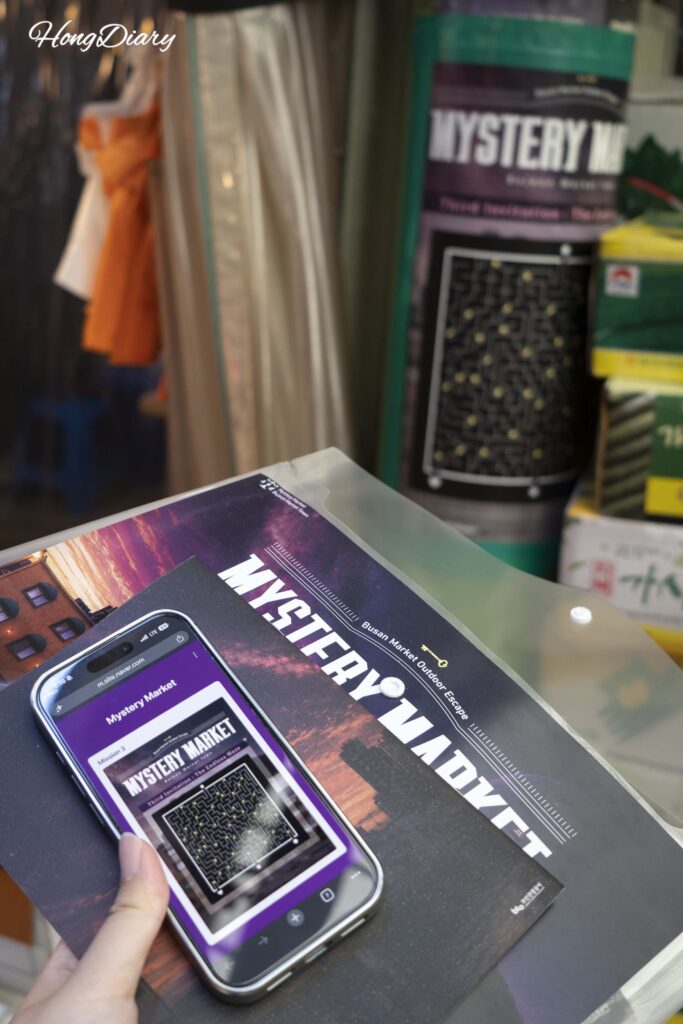Póster con enigma descubierto en una pared del Mercado Bujeon durante el juego