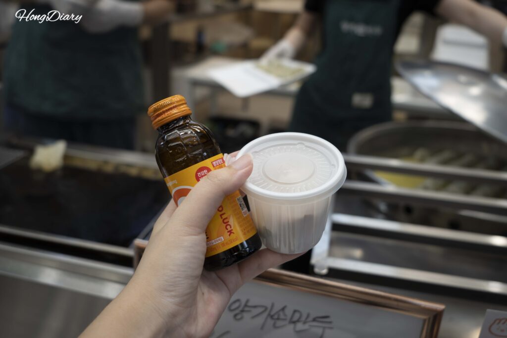 ミステリーマーケットのご褒美として受け取った手作り餃子と飲み物（ヤンガソンマンドゥ）