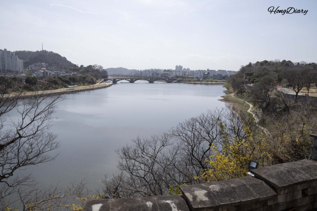 矗石楼から見下ろした昼間の南江の風景