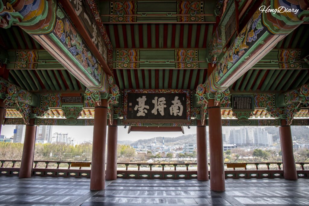 Vista frontal del pabellón Chokseoknu dentro de la Fortaleza de Jinju, uno de los tres grandes pabellones de Corea