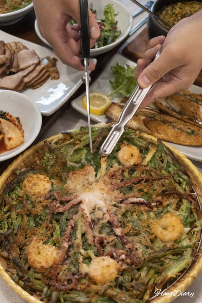 Pajeon de mariscos con pulpo entero, estilo tortilla coreana crujiente, en Irojeong Gumi
