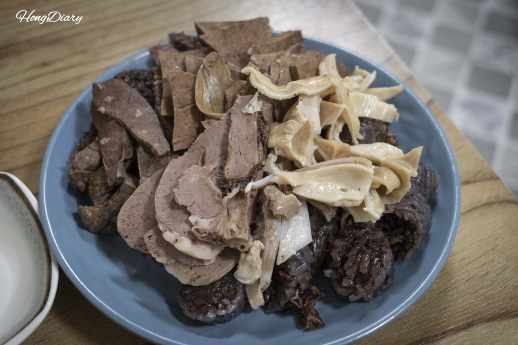 慶州城東市場の外洞もち米スンデで提供された蒸し豚内臓（レバーと肺）