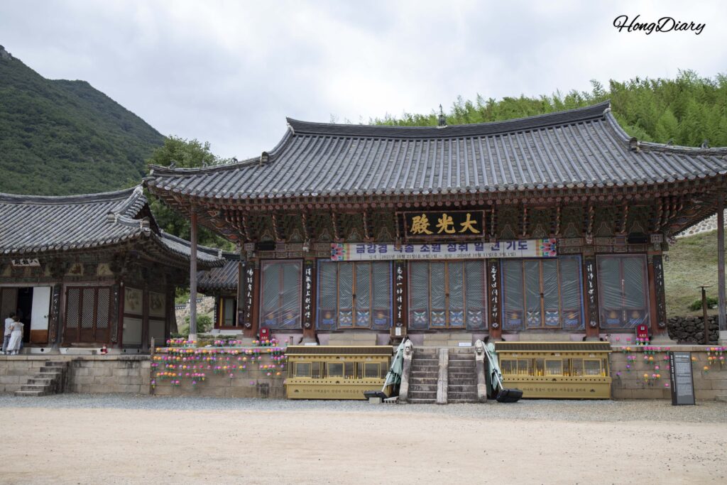 Daegwangjeon, the main dharma hall of Pyochungsa Temple, housing a Vairocana Buddha