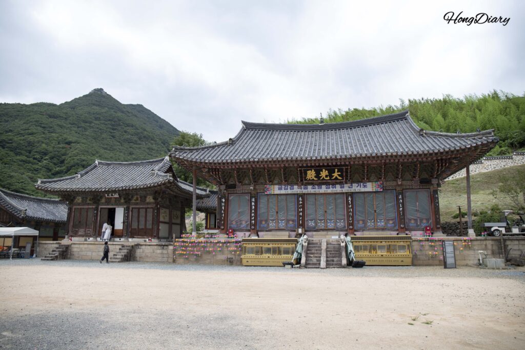 Daegwangjeon, salón principal del templo Pyochungsa donde se venera un Buda Vairocana