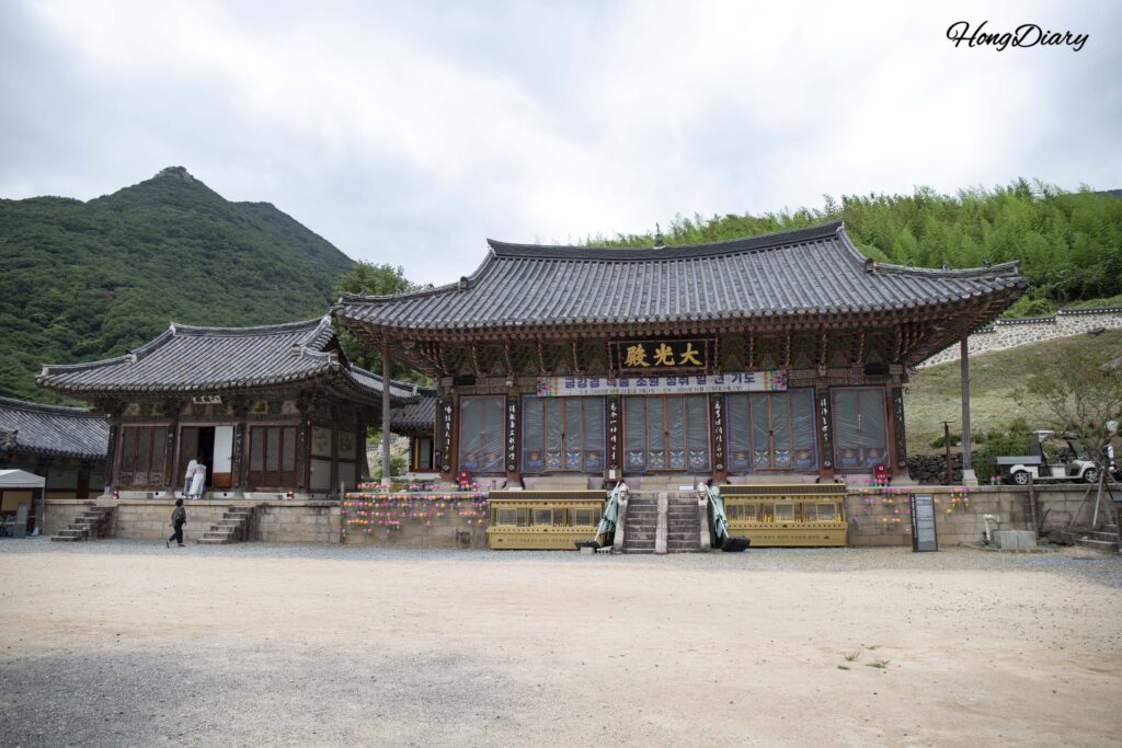 表忠寺の中心法堂・大光殿、毘盧遮那仏を安置