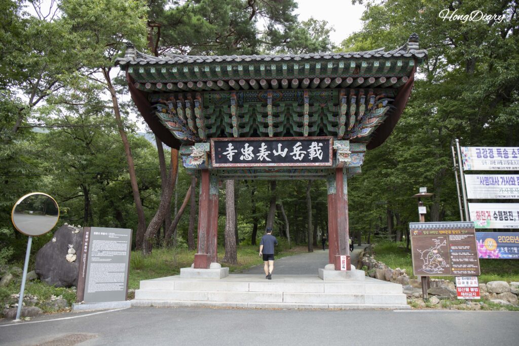 密陽・表忠寺の一柱門、慶尚南道の古刹の入口