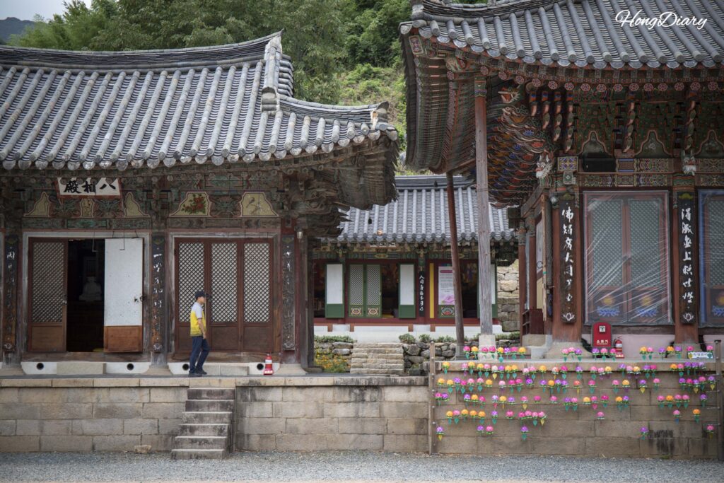 Palsangjeon y edificios circundantes del templo Pyochungsa en Miryang
