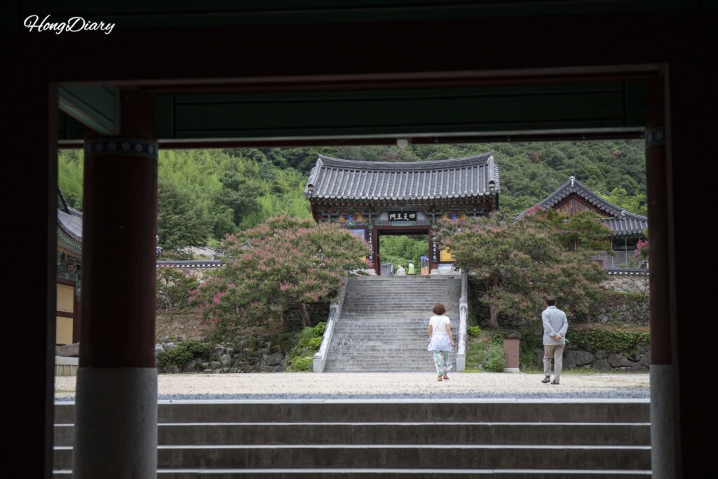 表忠寺の四天王門をクローズアップで撮影した写真、密陽