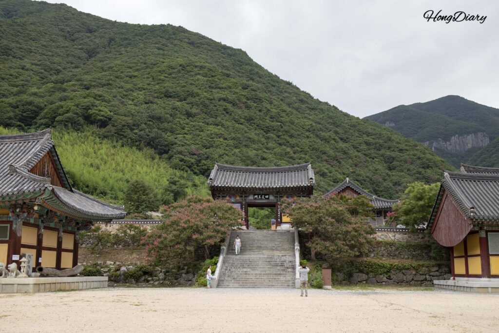 Vista panorámica de la Puerta Sacheonwangmun y el monte Jaeyaksan desde la entrada del templo Pyochungsa