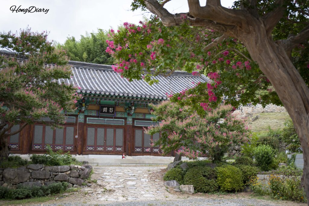 サルスベリの花と表忠寺の英閣、歴代高僧の肖像画・位牌を安置する建物
