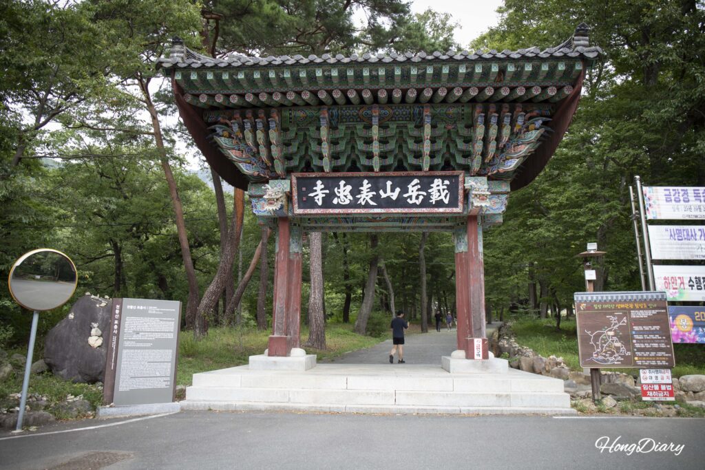 Iljumun one-pillar gate marking the entrance to Pyochungsa Temple in Miryang, Gyeongsangnam-do