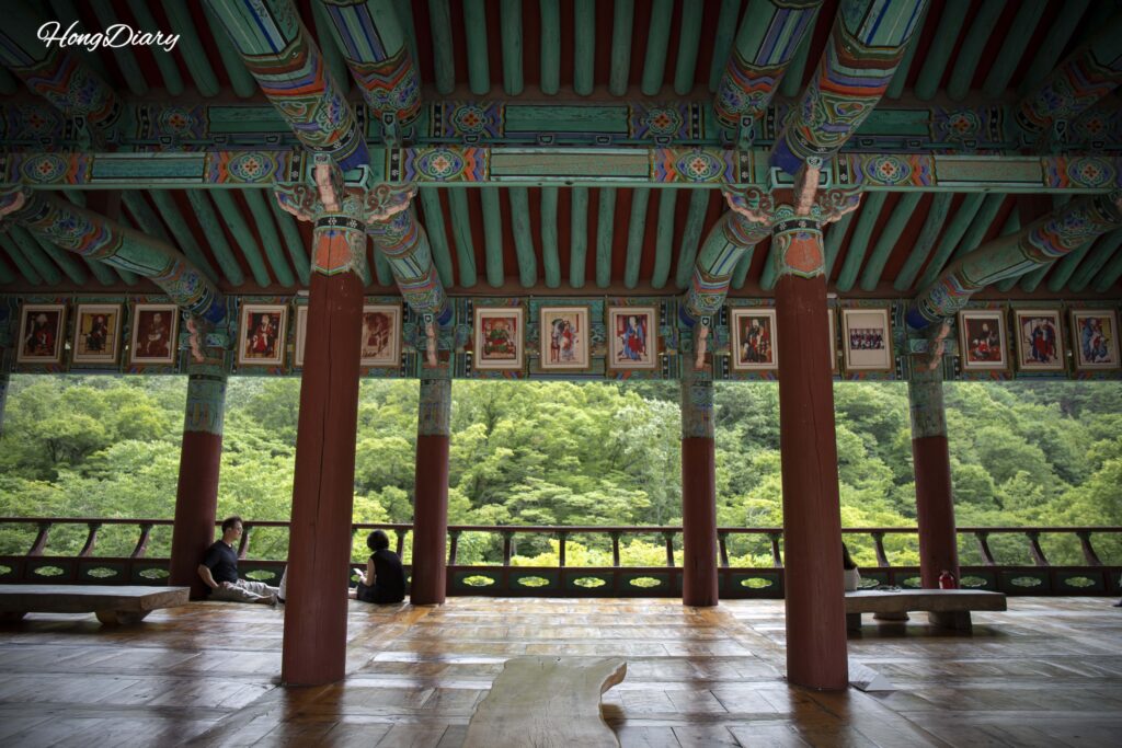 表忠寺の雨花楼（ウファル）、靴を脱いで休憩できる開放的な楼閣