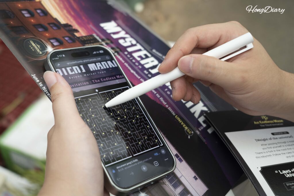 Resolviendo un enigma del juego Mystery Market usando un teléfono en el Mercado Bujeon