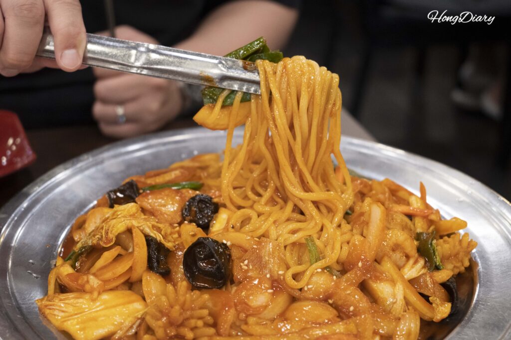 Special yakiudon with seafood and vegetables at Rian restaurant in Daegu