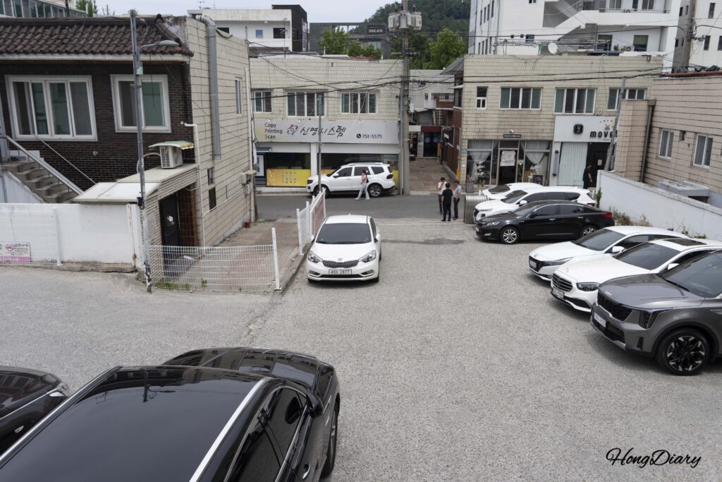 Small parking lot behind Rian restaurant in Daegu
