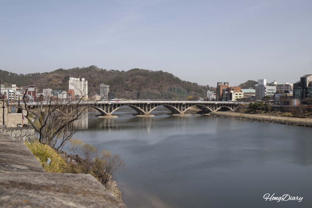 Vista del río Namgang de día desde el pabellón Chokseoknu en la Fortaleza de Jinju