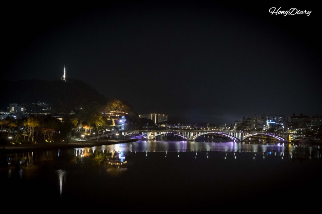 Río Namgang de noche con los reflejos de la iluminación de la Fortaleza de Jinju