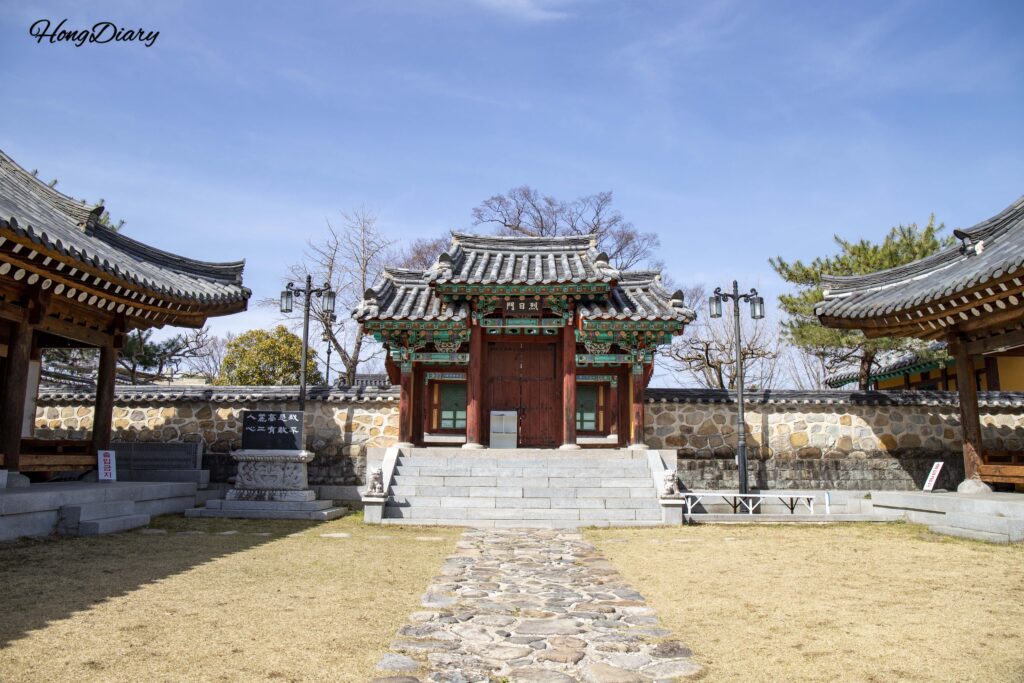 Santuario Yeongilmun dentro de la Fortaleza de Jinju, dedicado al general Ha Gong-jin de la dinastía Goryeo