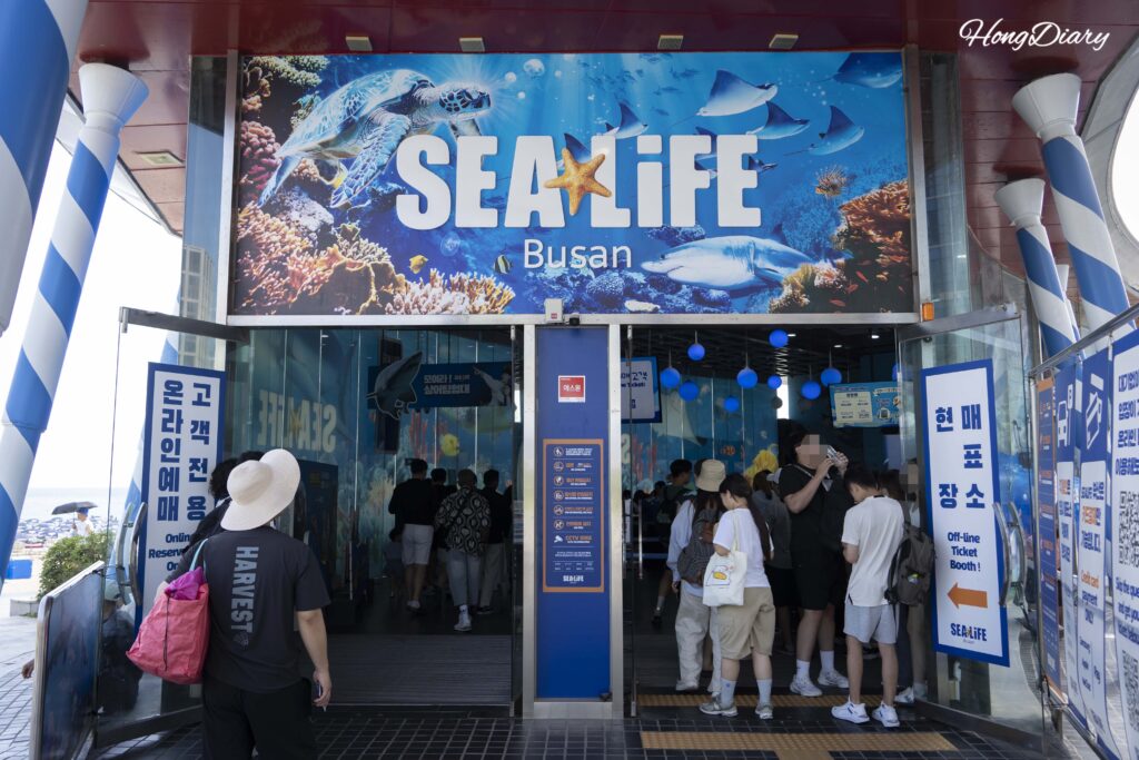Entrada al SEA LIFE Busan Aquarium en la playa de Haeundae