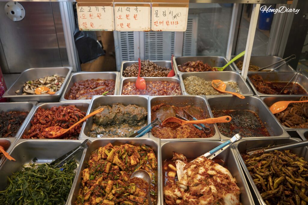慶州城東市場の食堂エリアに並ぶ韓国のおかず各種