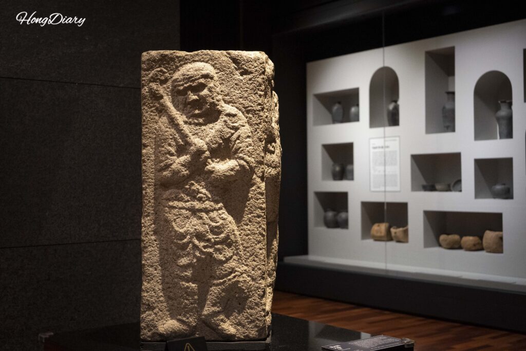 Estatua de piedra de un extranjero de la Ruta de la Seda (siglos VIII–IX) exhibida en la Sala 3 del Museo Nacional de Gyeongju