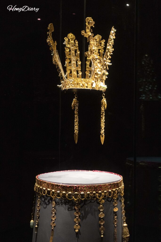 Corona de oro de Silla excavada de la Tumba de Cheonmachong, exhibida en el Museo Nacional de Gyeongju