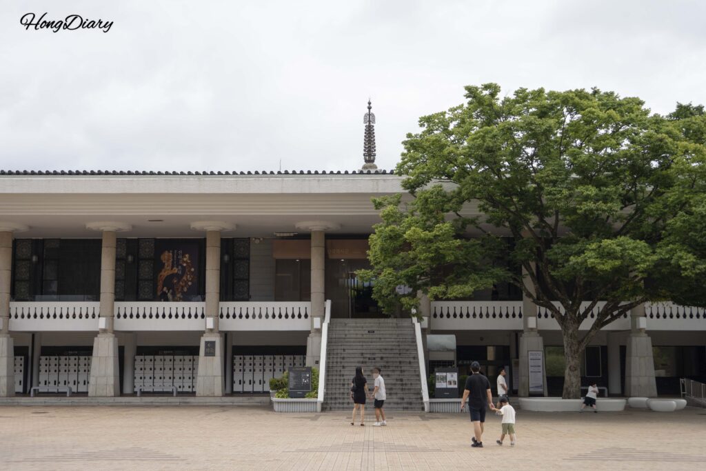 Vista exterior de la Sala de Historia de Silla, edificio principal del Museo Nacional de Gyeongju