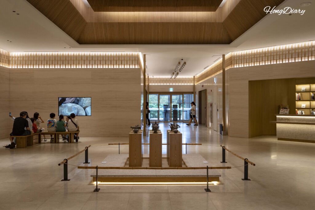 Vitrinas y exhibiciones dentro de la Sala de Historia de Silla en el Museo Nacional de Gyeongju